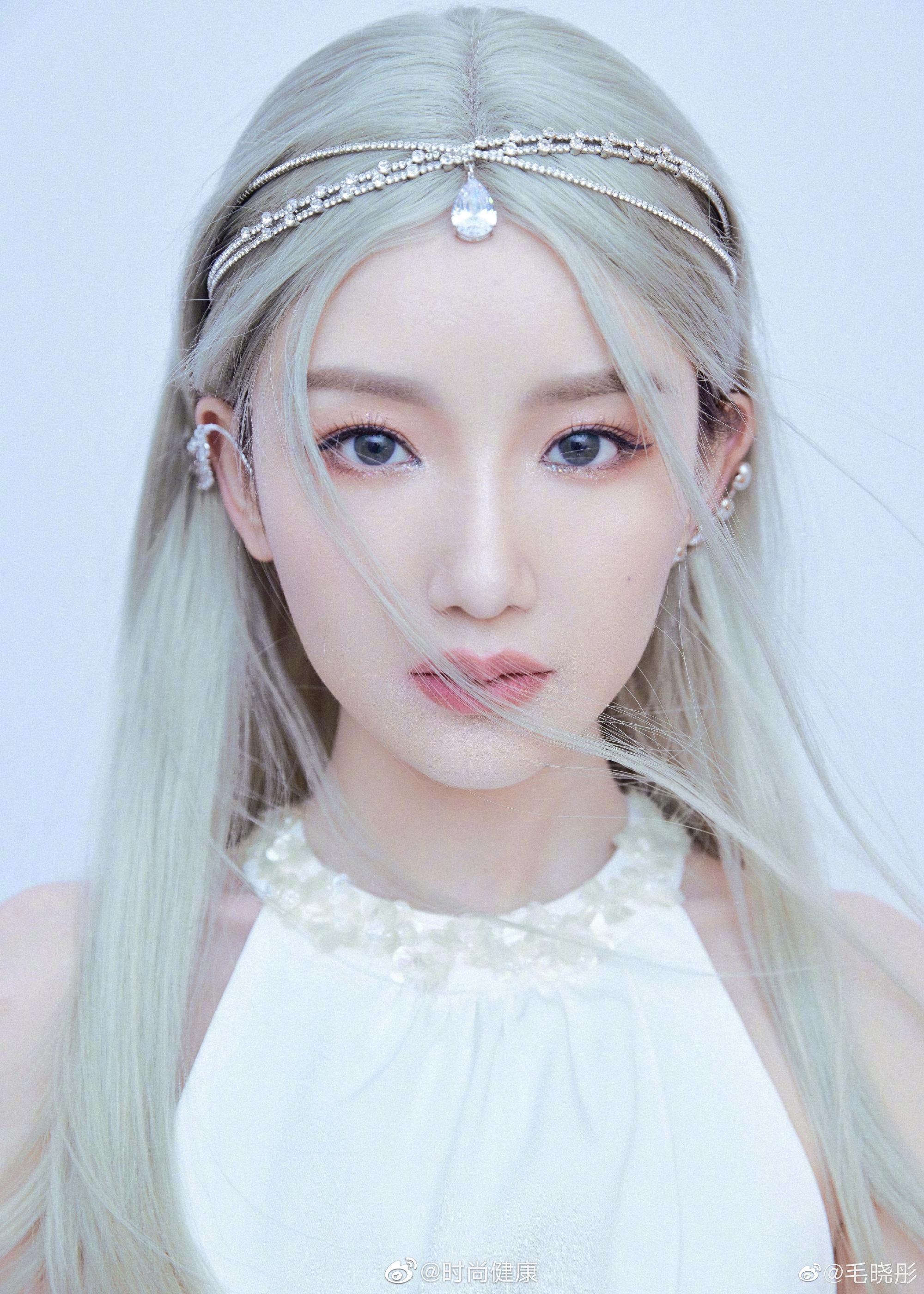 眼眸清澈如湖水,温柔如月色