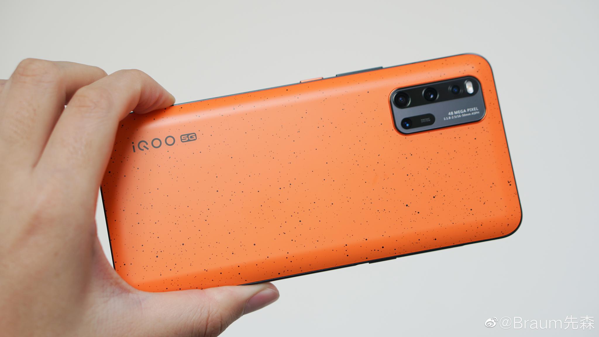 爱酷3这个拉力橙配色它的ag磨砂相比其他的貌似不太一样