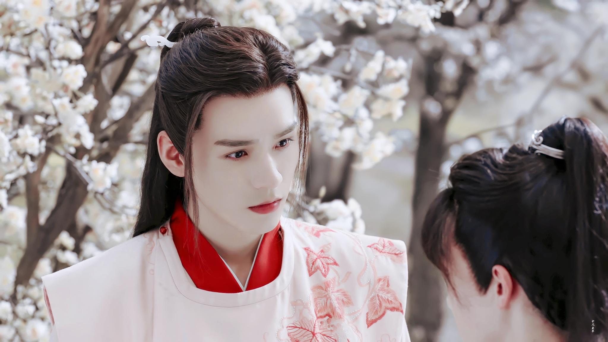 阿温这套粉衣站在花树下真的好美