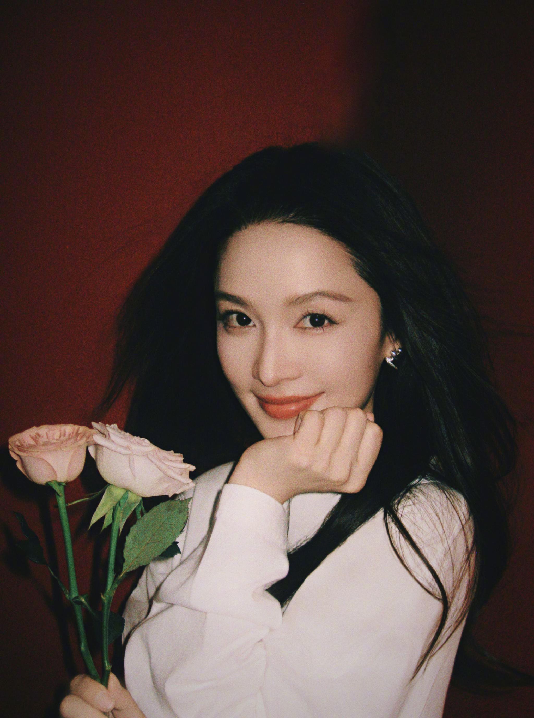 李沁手拿玫瑰七夕大片释出