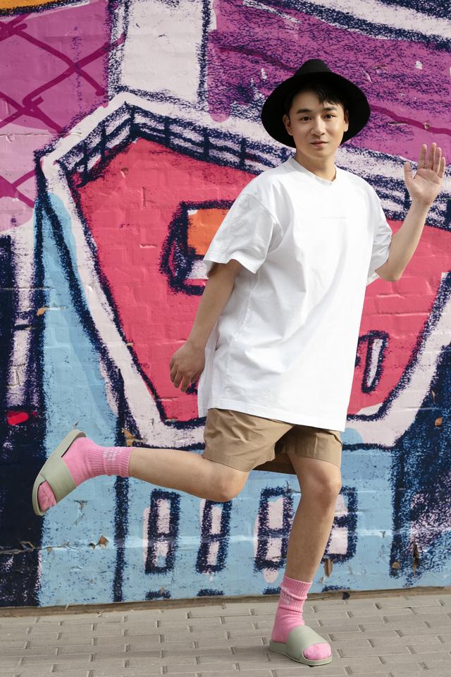 "小耳朵"黄澄澄街头原地"起飞" 豪横签约盛夏星空