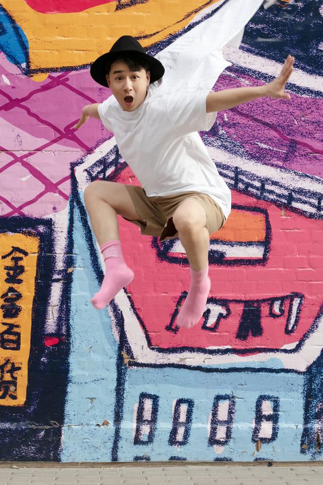 "小耳朵"黄澄澄街头原地"起飞" 豪横签约盛夏星空