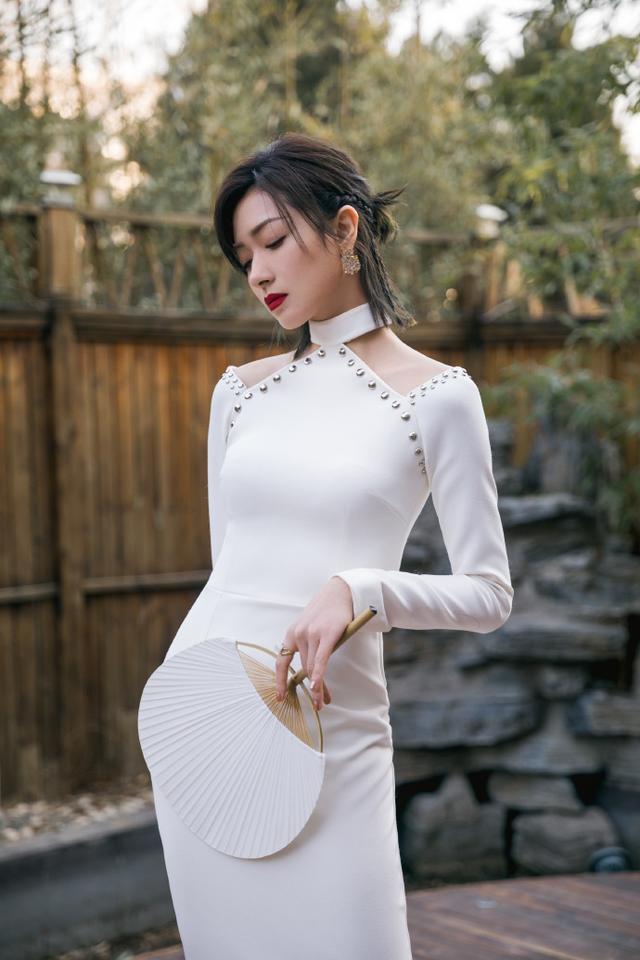 万茜再次美上央视白色鱼尾裙穿出旗袍效果身材太让人羡慕