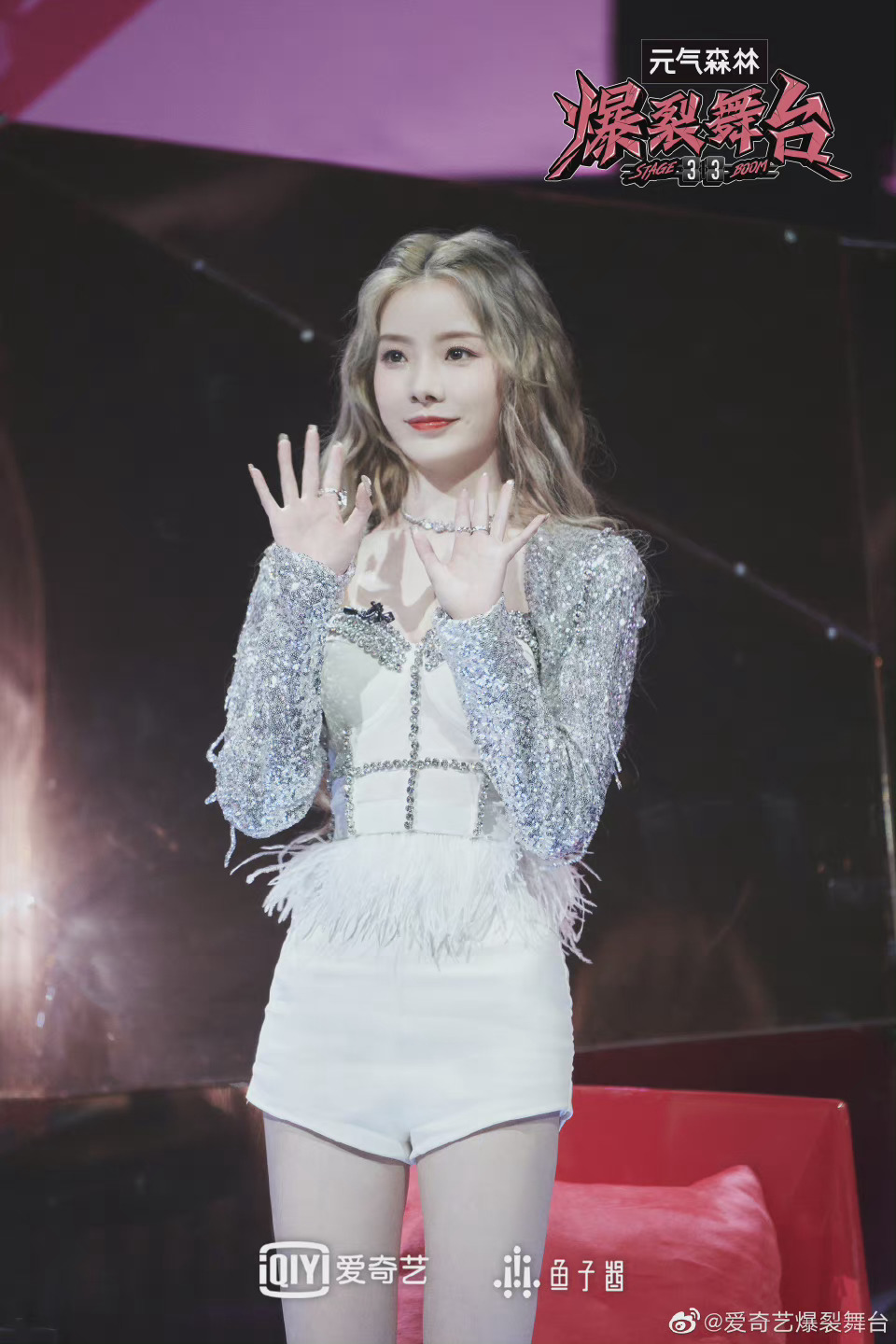 陈卓璇爆裂舞台总决赛最新剧照白色闪钻长袖套装金色卷发