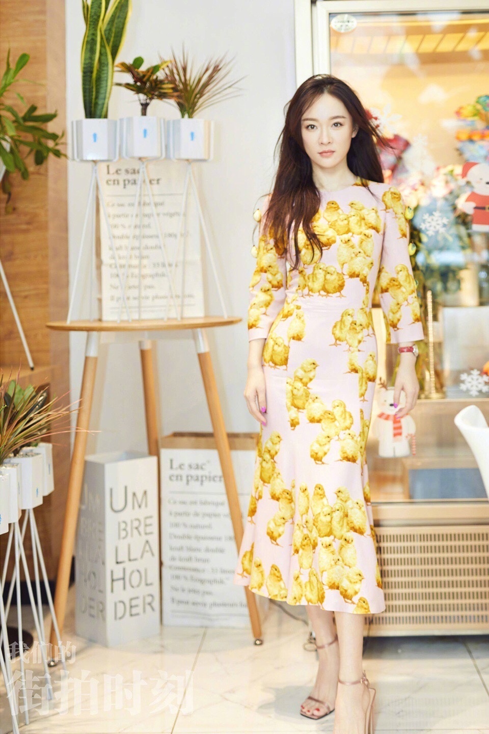 霍思燕时尚写真身穿粉色印花连衣裙展现最极致的女人魅力