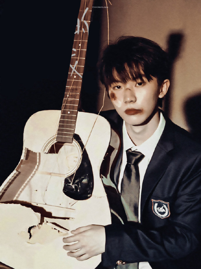 马嘉祺战损妆眼神好绝青春疼痛感拉满一整个心疼到了