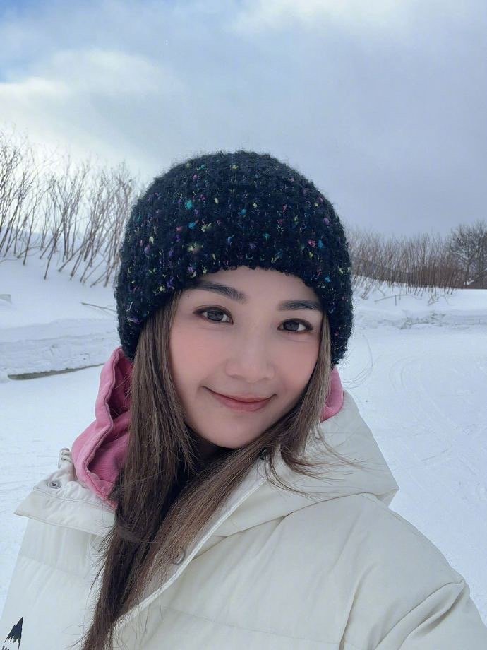 蔡卓妍晒初七开工九宫格！好米哦姐姐！新的一年也要顺顺利利呀！__财经头条