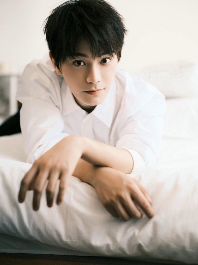 丁禹兮白衬衫造型大片在录音室认真录歌的帅气小丁