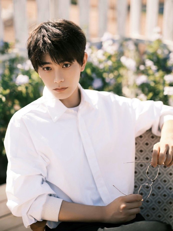 丁禹兮白衬衫造型大片在录音室认真录歌的帅气小丁