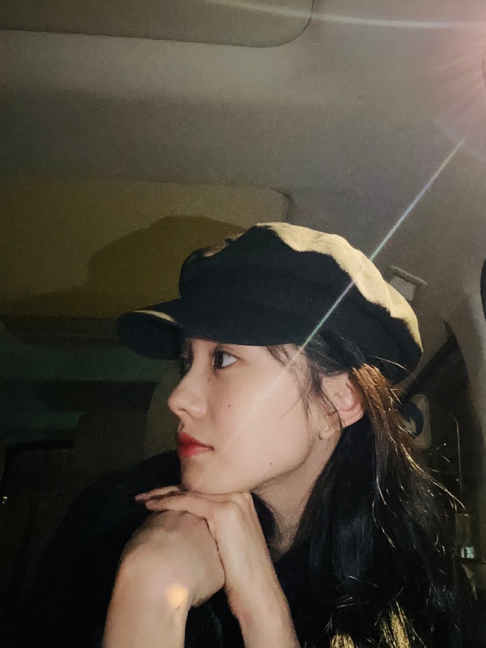 刘浩存车内侧颜随拍好有氛围感笑得好甜啊妹妹