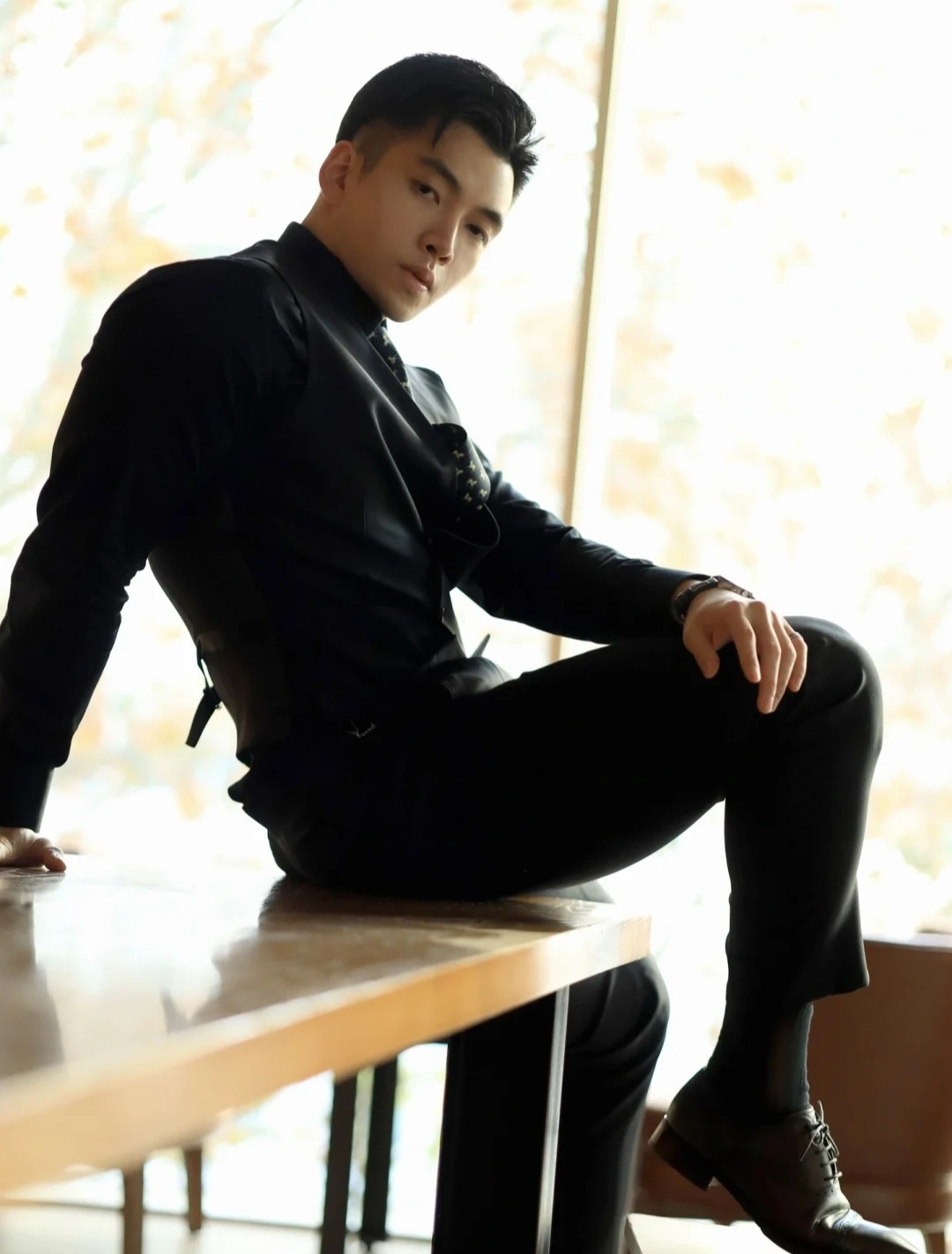 正装帅叔 叶子涵__财经头条