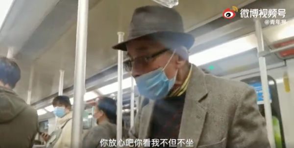 上海地铁内一79岁老人冲上热搜！疯狂圈粉！休闲区蓝鸢梦想 - Www.slyday.coM