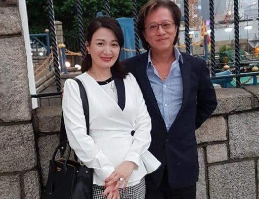 陈少霞与富商老公罕见亮相,穿印花旗袍,展现东方女性的魅力