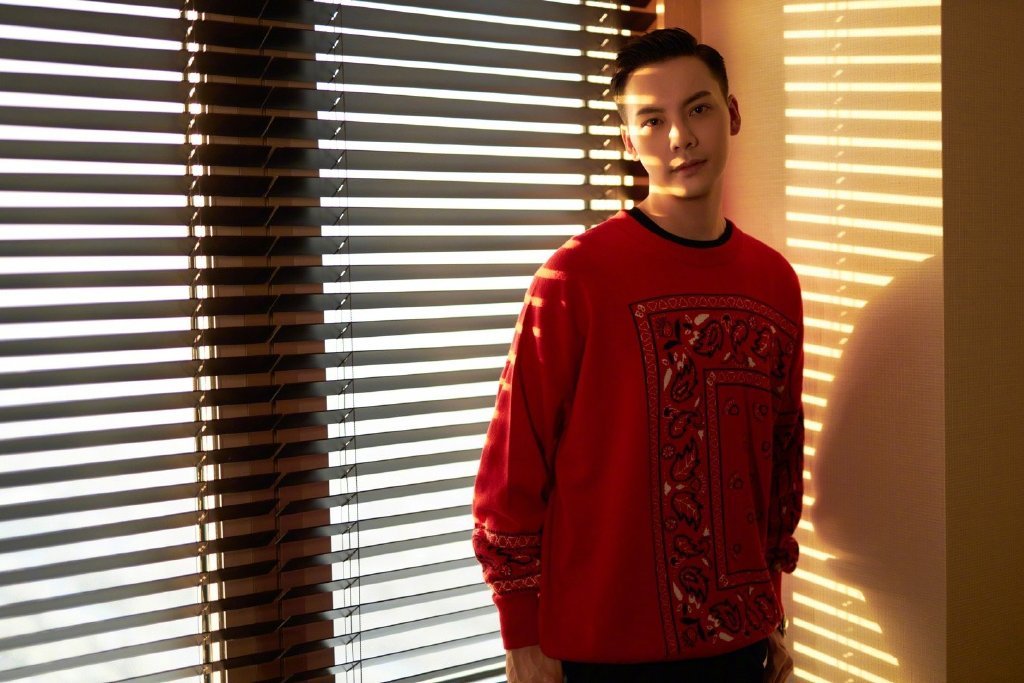 陈伟霆红色毛衣搭配黑色印花图案