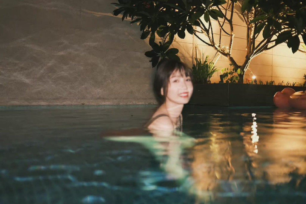 虞书欣身着红色镂空设计泳装展露美背……_高清图集_新浪网