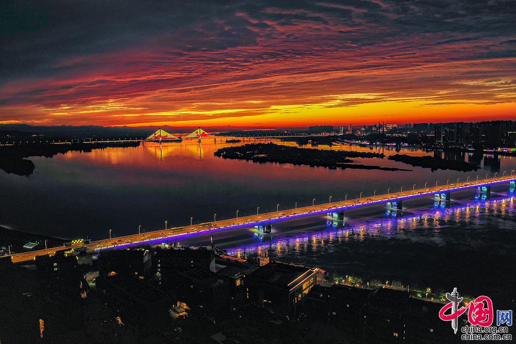 湖北襄阳汉江上空现绚丽晚霞