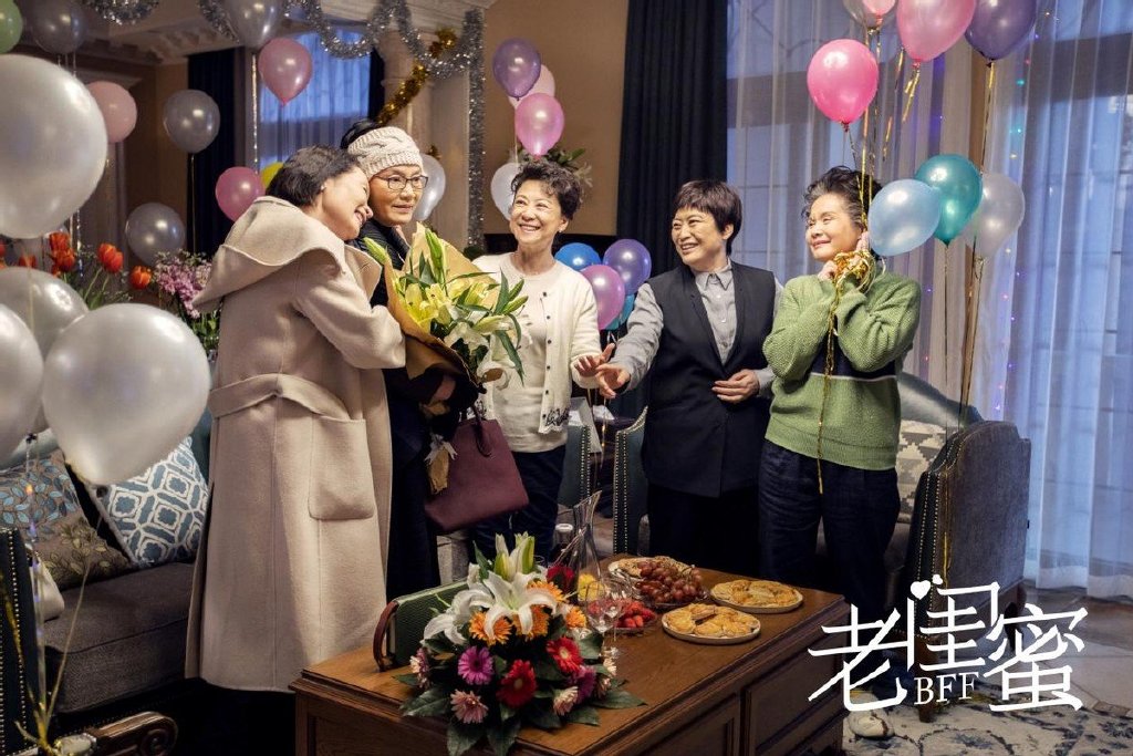 老闺蜜今晚收官导演乔梁以学院派艺术温度笑对人生