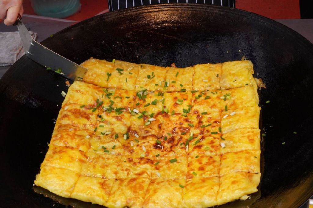 腌透了的豆皮吃起来软塌塌的,味道和口感都差些,后来武汉人发现在菜的