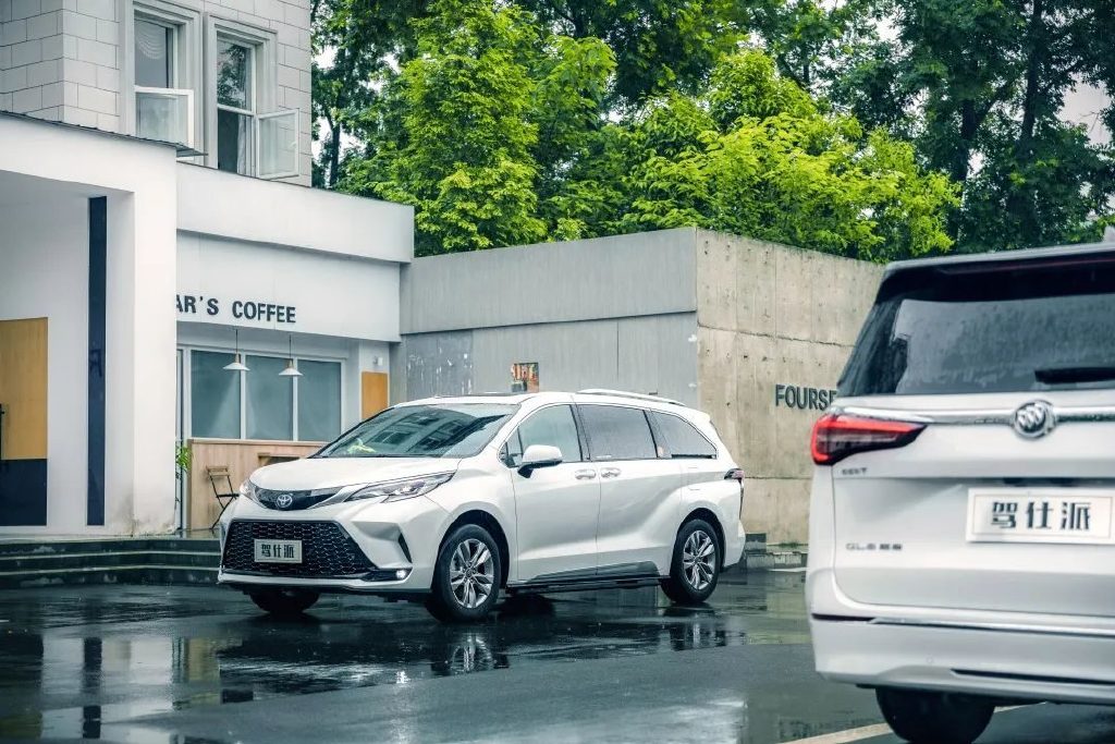 别克GL8 ES对比丰田赛那：40万最佳第二排之争