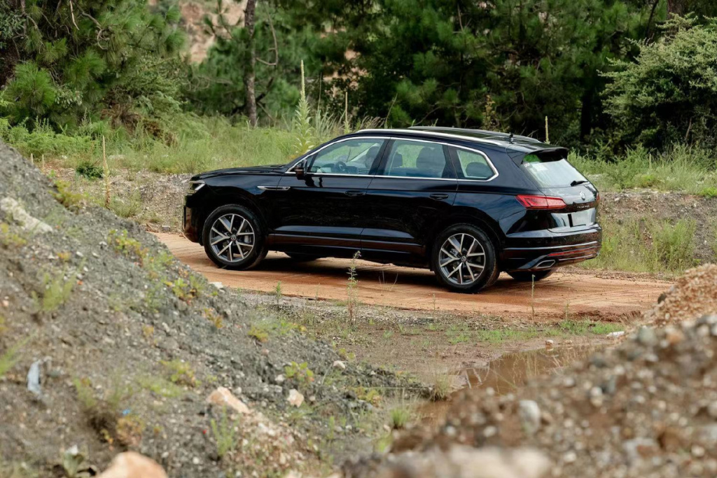 无惧时代变迁 仍是此间少年 驾驶途锐二十周年特别版挑战七彩云南