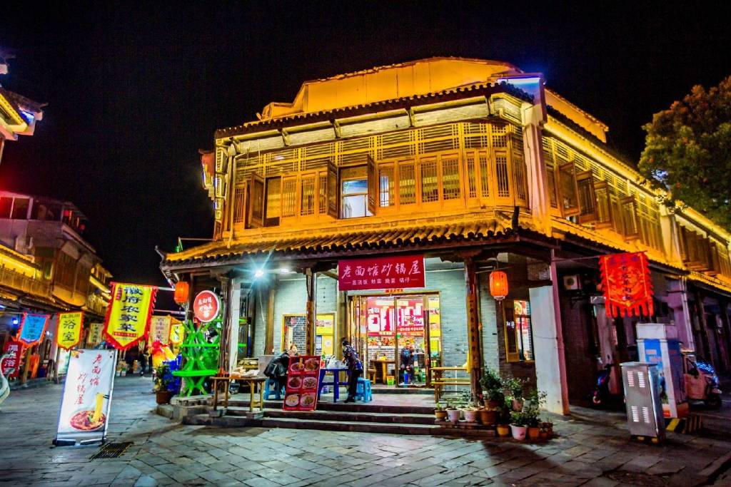 安徽巢湖半汤老街古风老街温泉相伴夜色下如梦如幻