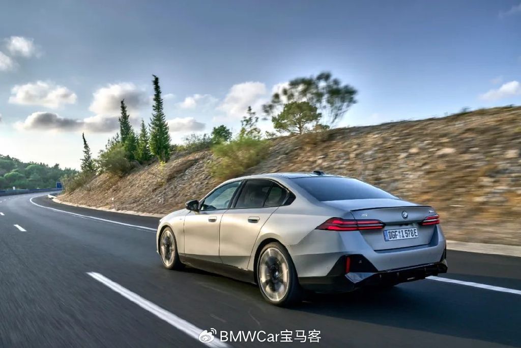 祝贺全新宝马5系i5荣获2024世界年度豪华车大奖