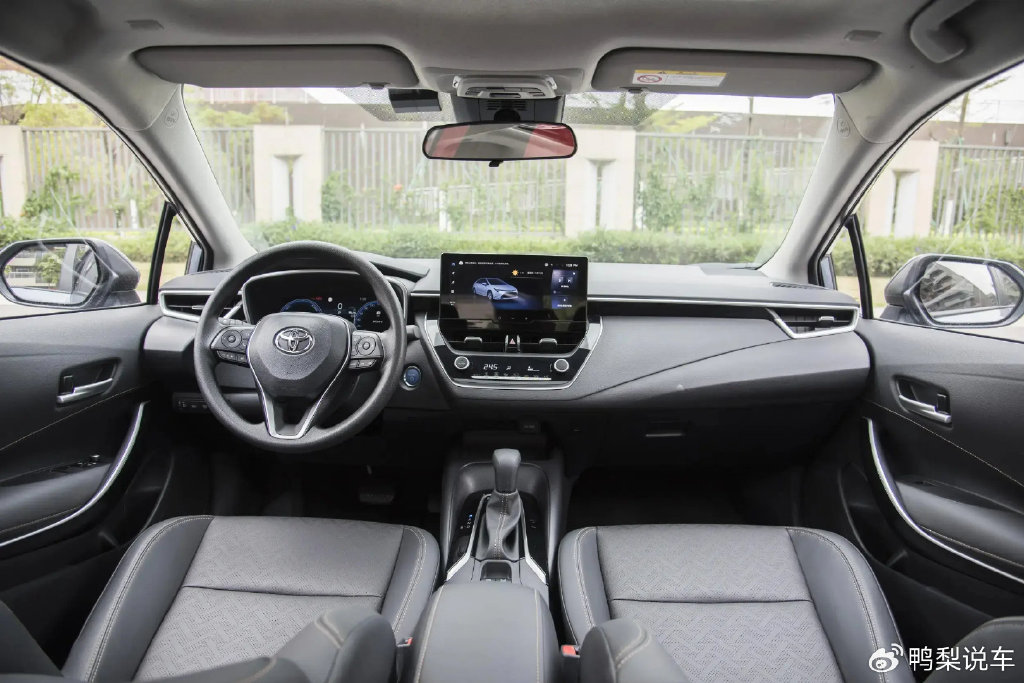 条,分体式led日间行车灯和獠牙状的头灯组合,带来了性能小钢炮的感觉