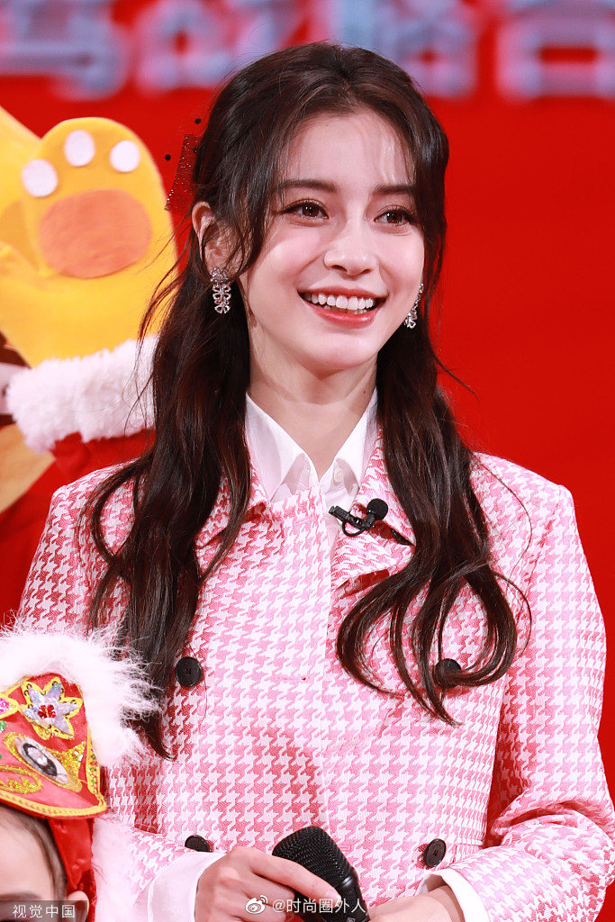 angelababy身穿粉色千鸟格套装现身北京台春晚……__财经头条