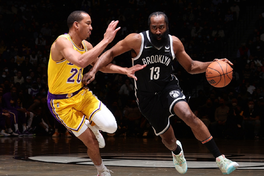 湖人完胜篮网后詹姆斯成焦点哈登沮丧回应传闻纳什自揭短板