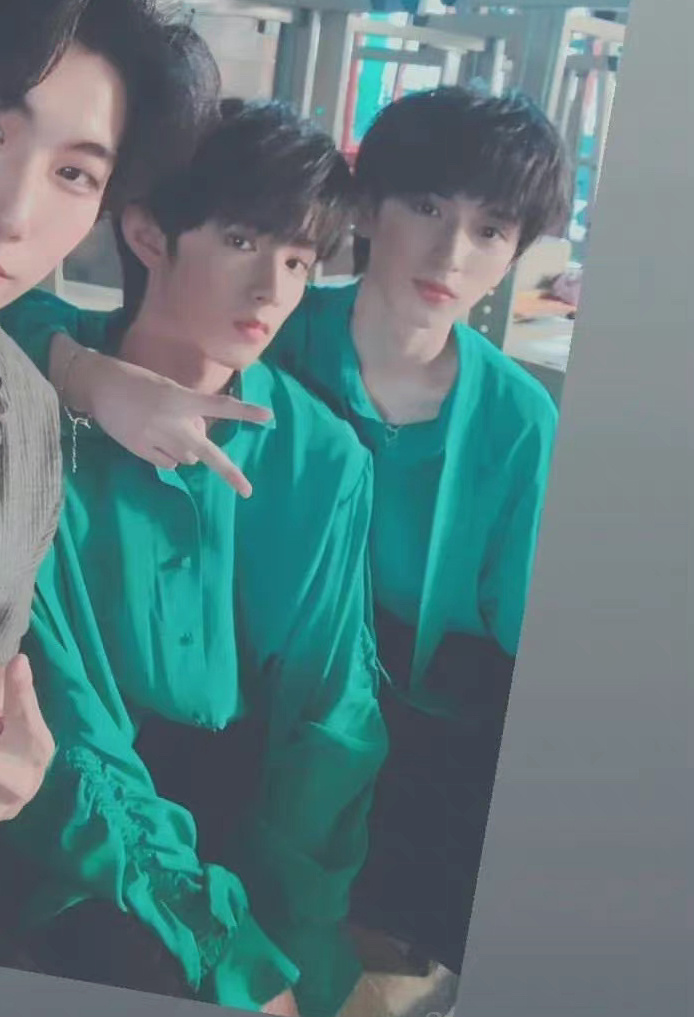 朴老师ins晒与刘耀文严浩翔合照 身穿绿色衬衫刘耀文和严浩翔