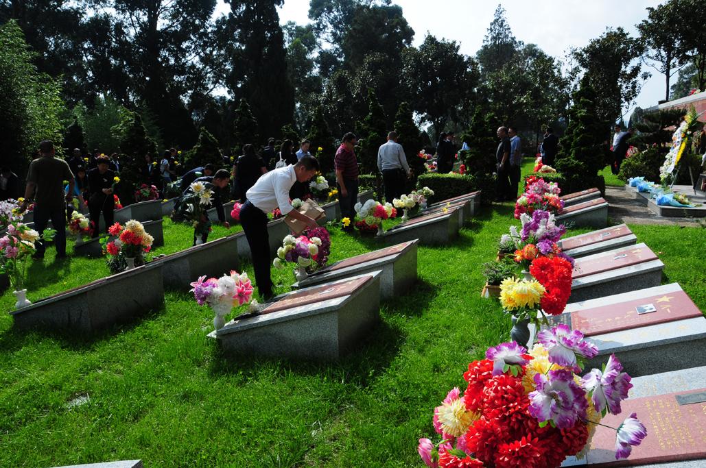 今天鲜花献给英烈！第八个烈士纪念日，永远铭记他们，英雄永垂不朽休闲区蓝鸢梦想 - Www.slyday.coM