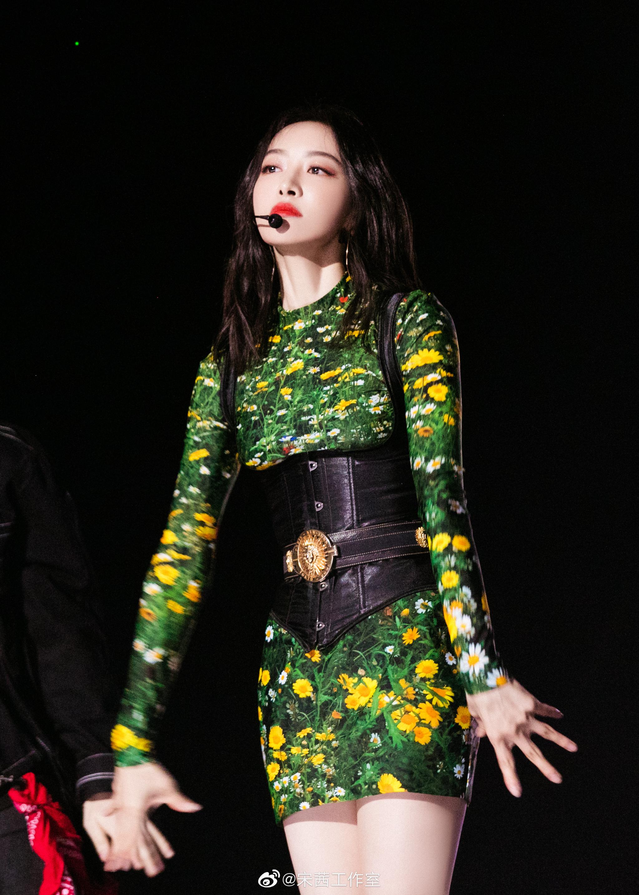 饱满靓丽的绿色渲染热情洋溢,举手投足演绎万般风情的华丽……|宋茜