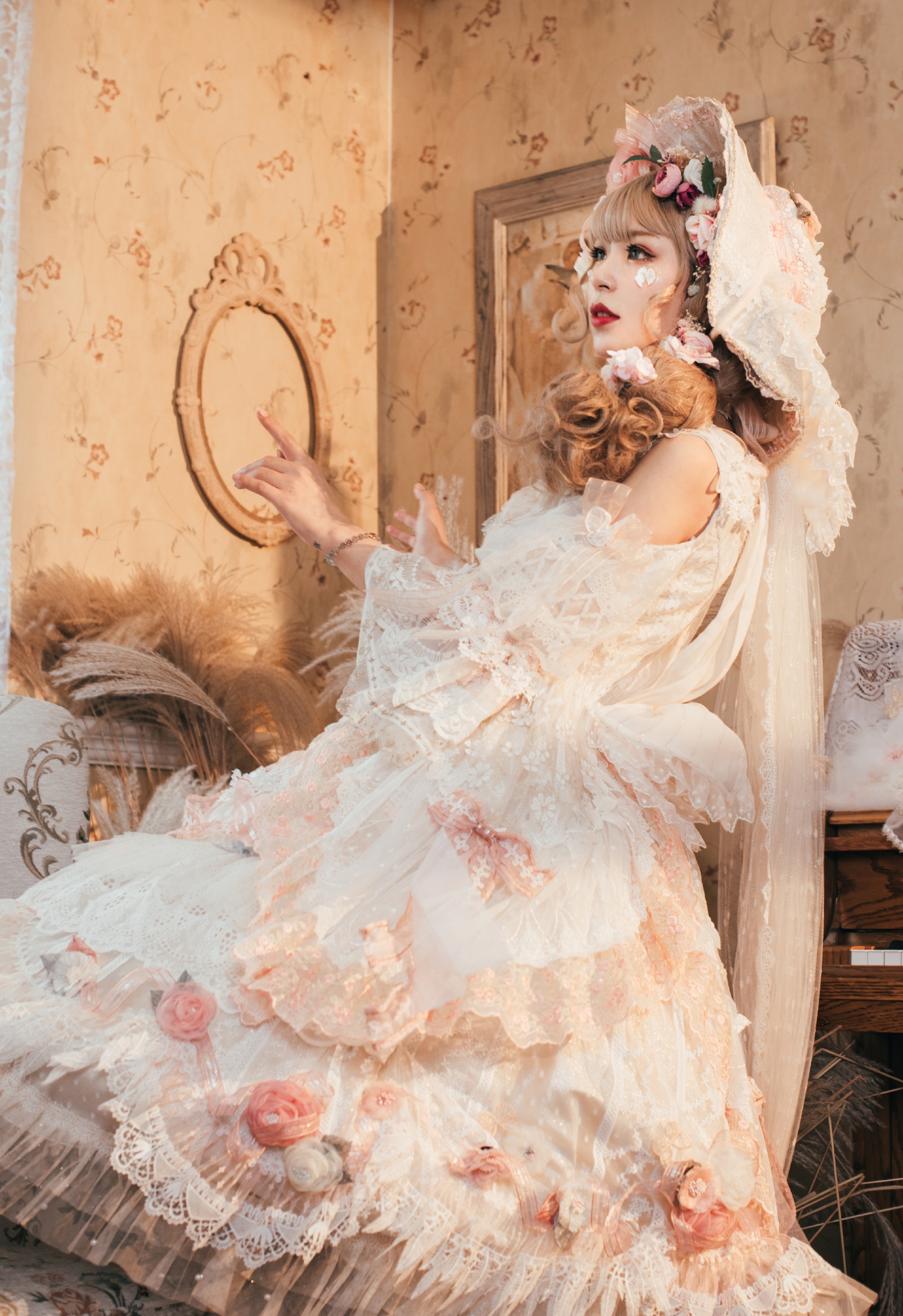 甜美花嫁lo娘,层叠蕾丝尽显优雅端庄,头戴繁花檐帽仿佛茶会仙子