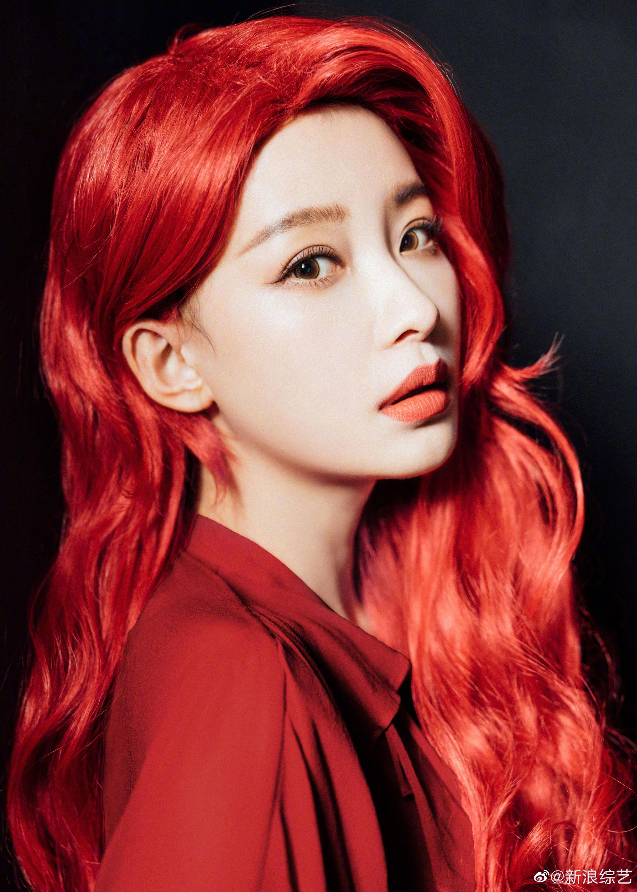 解锁新发型,带来全新尝试,红发大波浪造型神似小美人鱼爱丽儿
