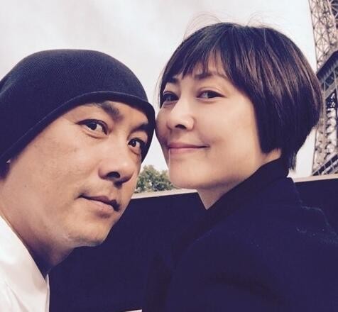 张卫健晒与老婆亲密照两人515天未见面一个字力破离婚传言