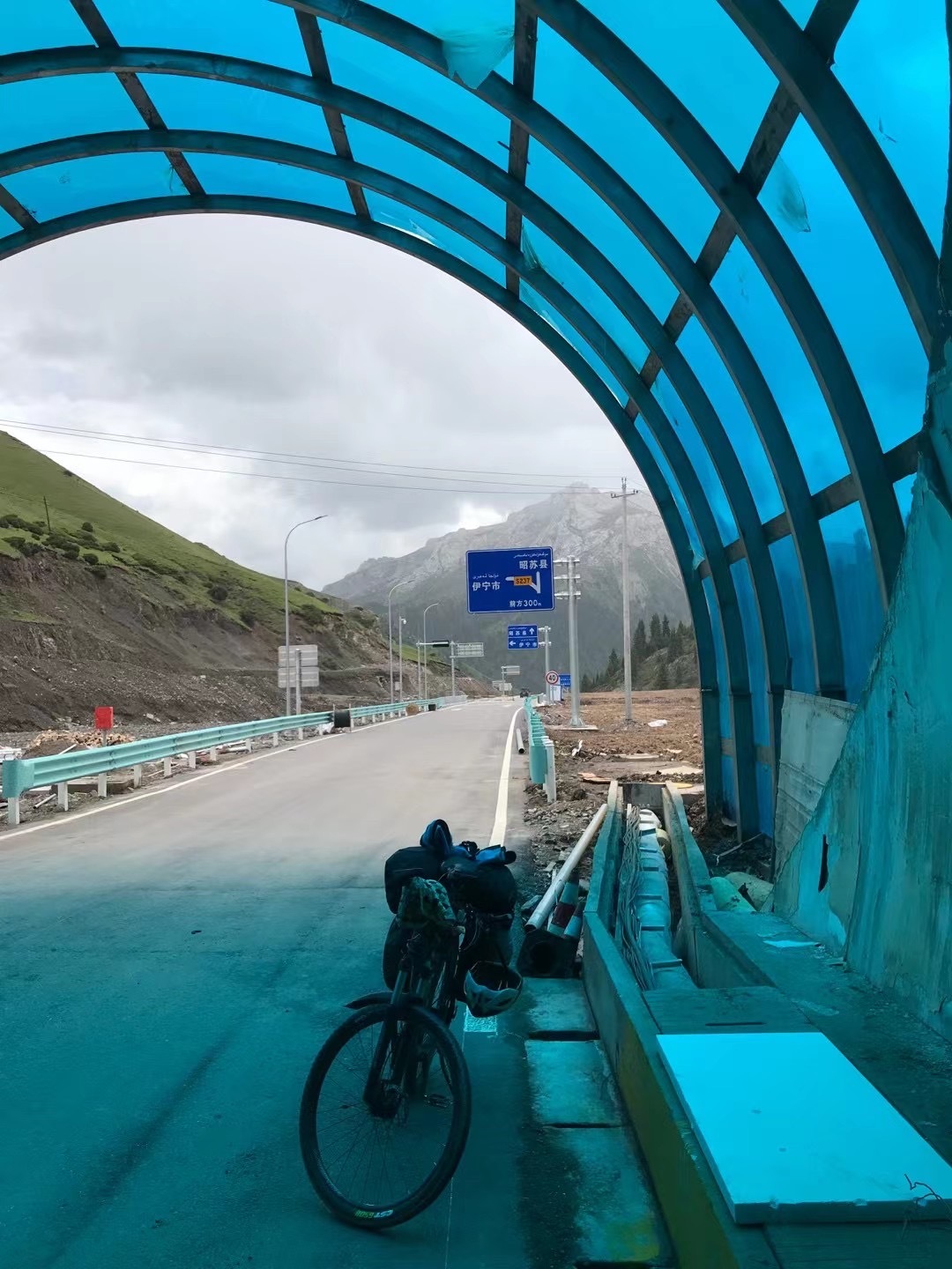 昨天骑伊昭公路,中午在这个未开通的隧道口,吃顿午餐