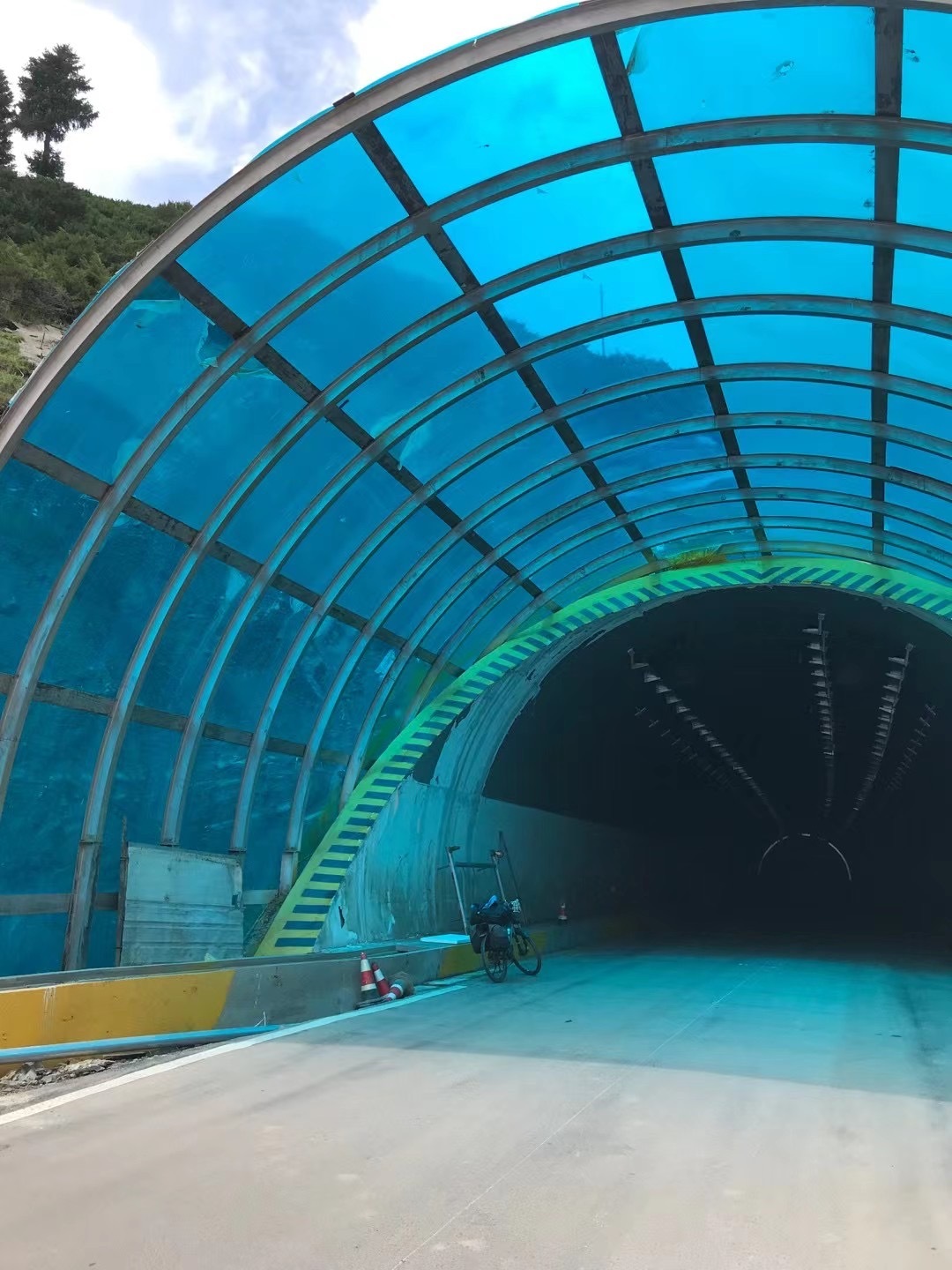 昨天骑伊昭公路,中午在这个未开通的隧道口,吃顿午餐