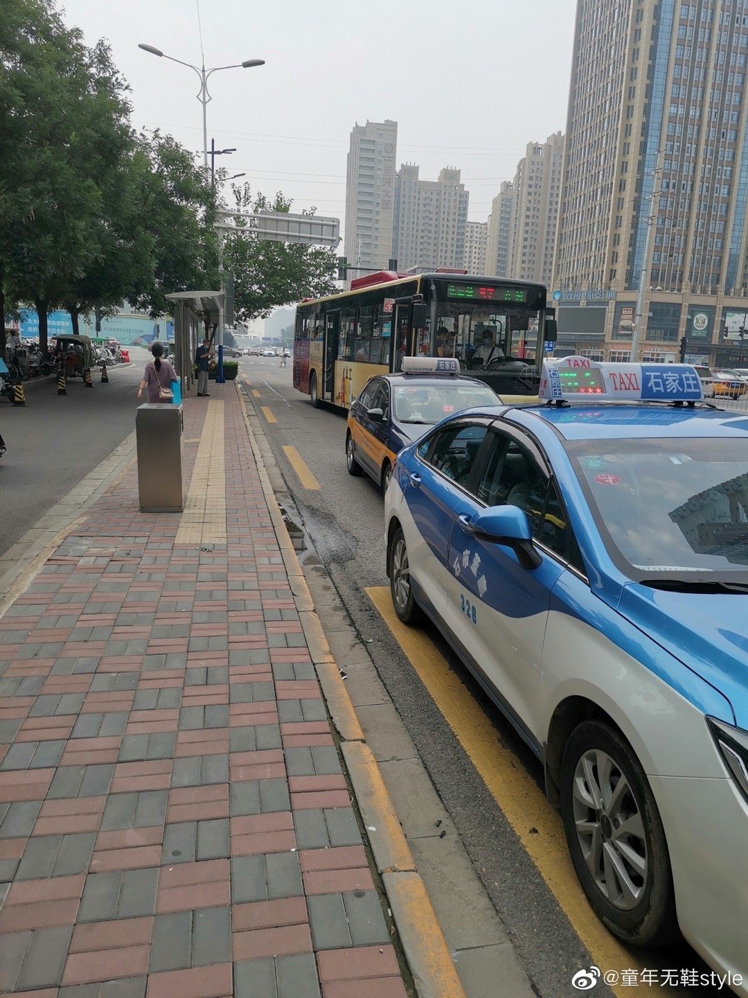 市人民医院建华院区公交站前,全是等活儿的出租车