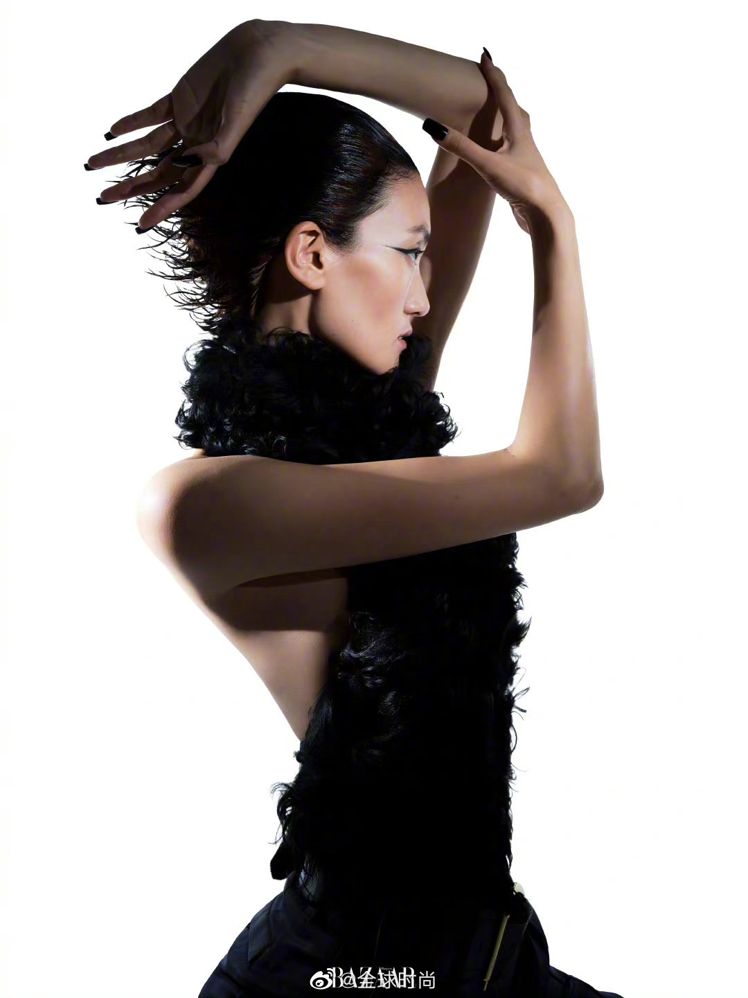 张丽娜时尚芭莎十月刊封面大片夸张的肢体动作放大了表现力