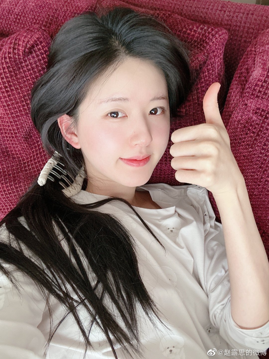 赵露思晒素颜照