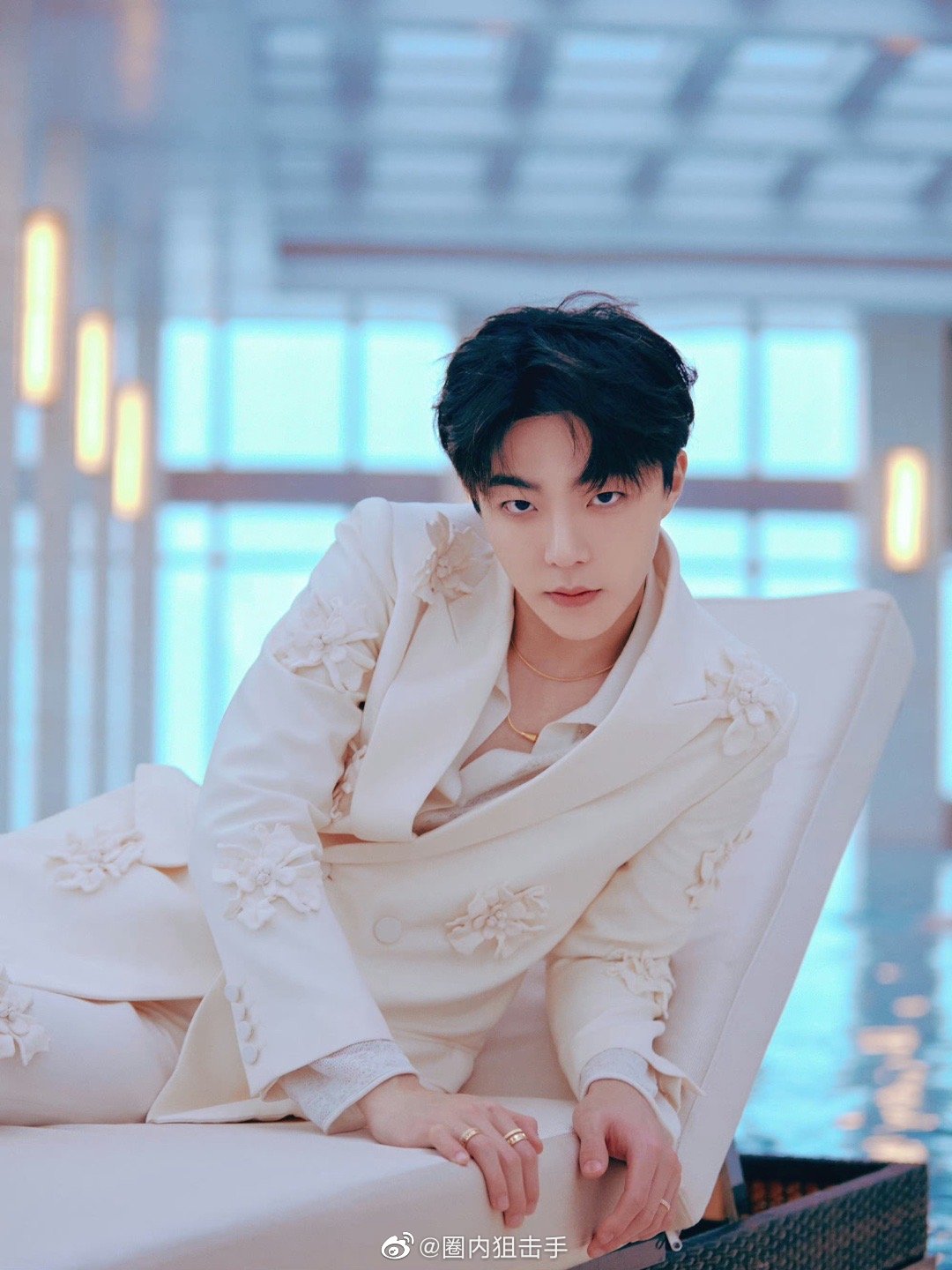 陈立农白色花朵西装干净帅气,温柔贵公子即视感,清爽帅气