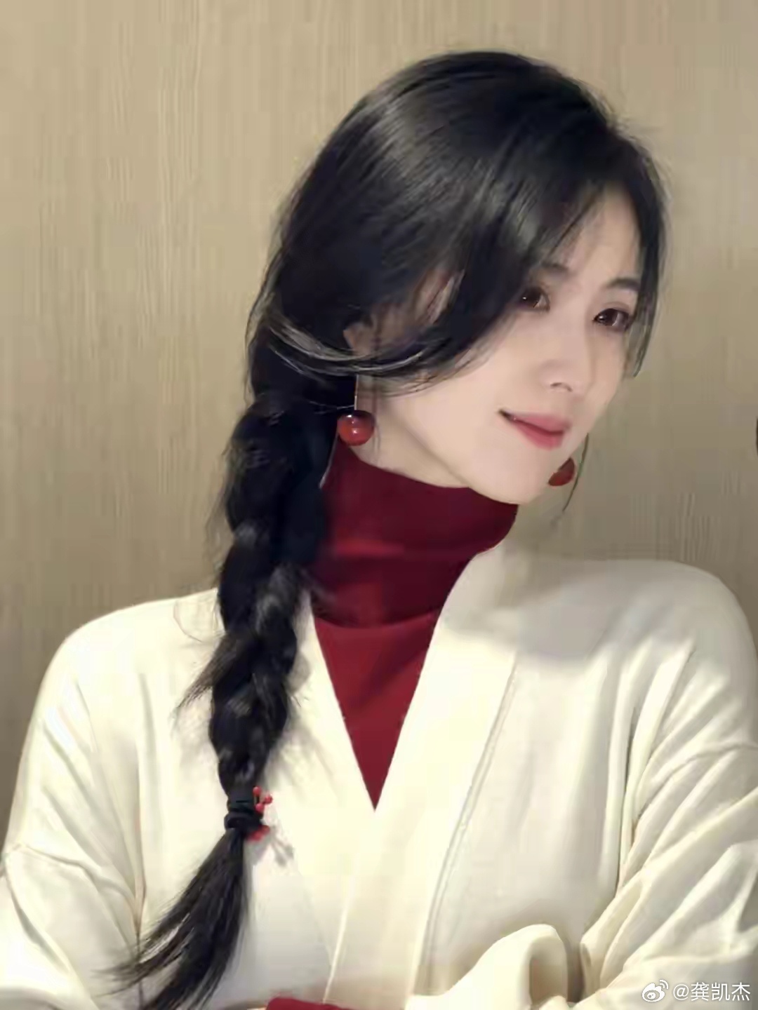 村里有个姑娘叫小芳,辫子粗又长!