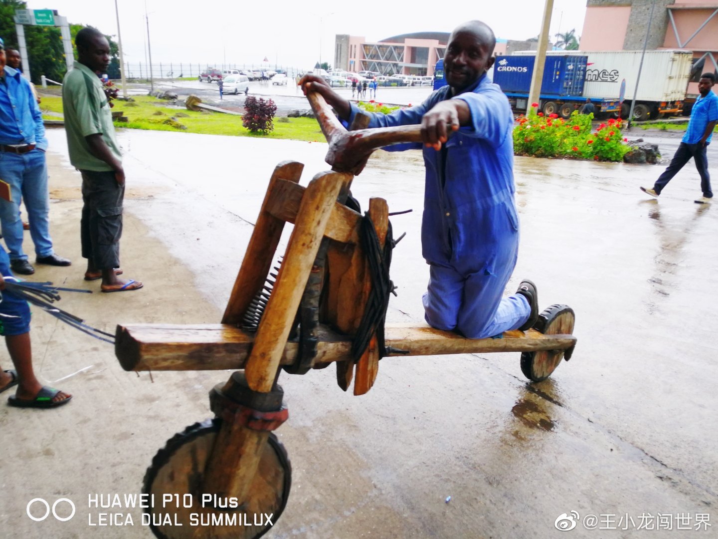 非洲刚果(金),因中国自行车太贵,自创木头自行车.在卢旺达