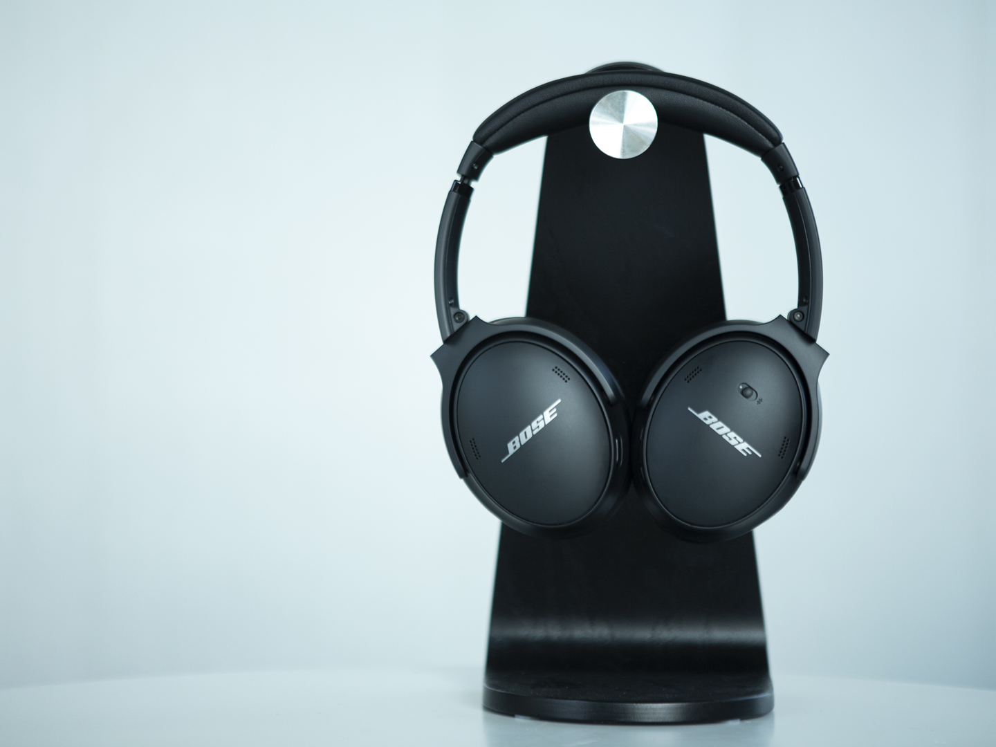 上就没什么太多改变了,到了qc45这一代也基本保持了之前的轮廓设计,一