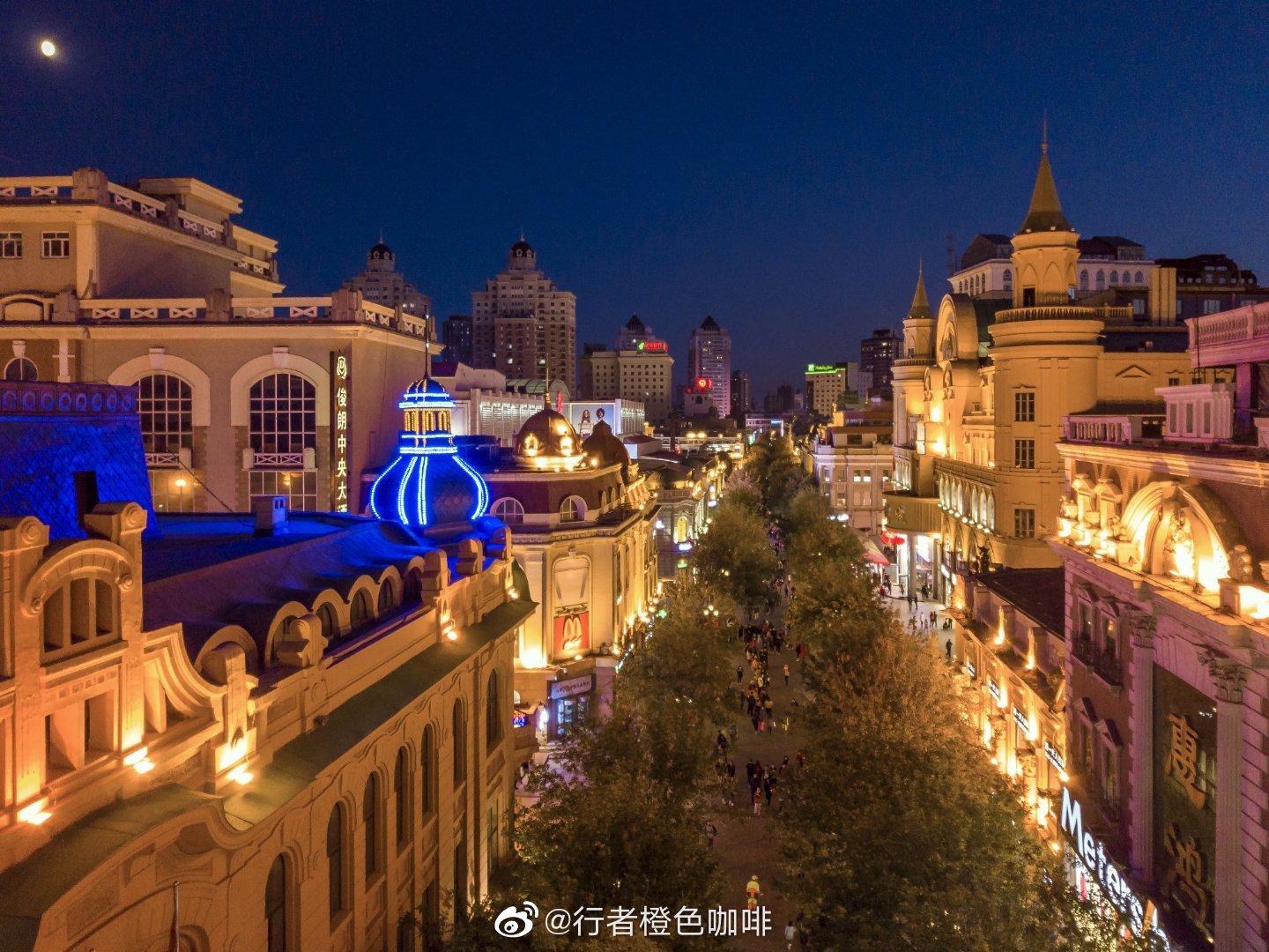 夜游中央大街,你会发现,即便在冬季……