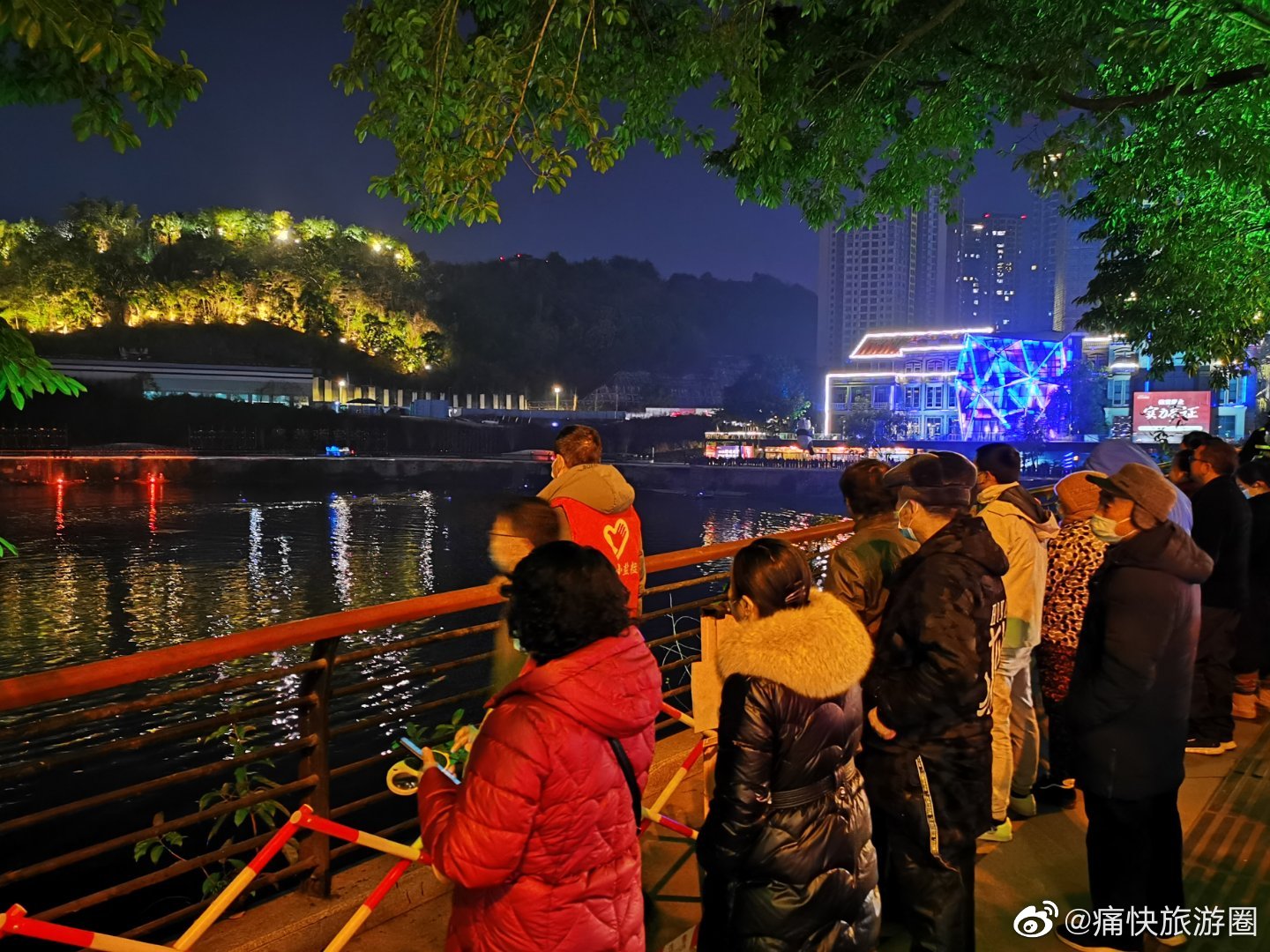 夜游釜溪水上演艺区人气杠杠的__财经头条