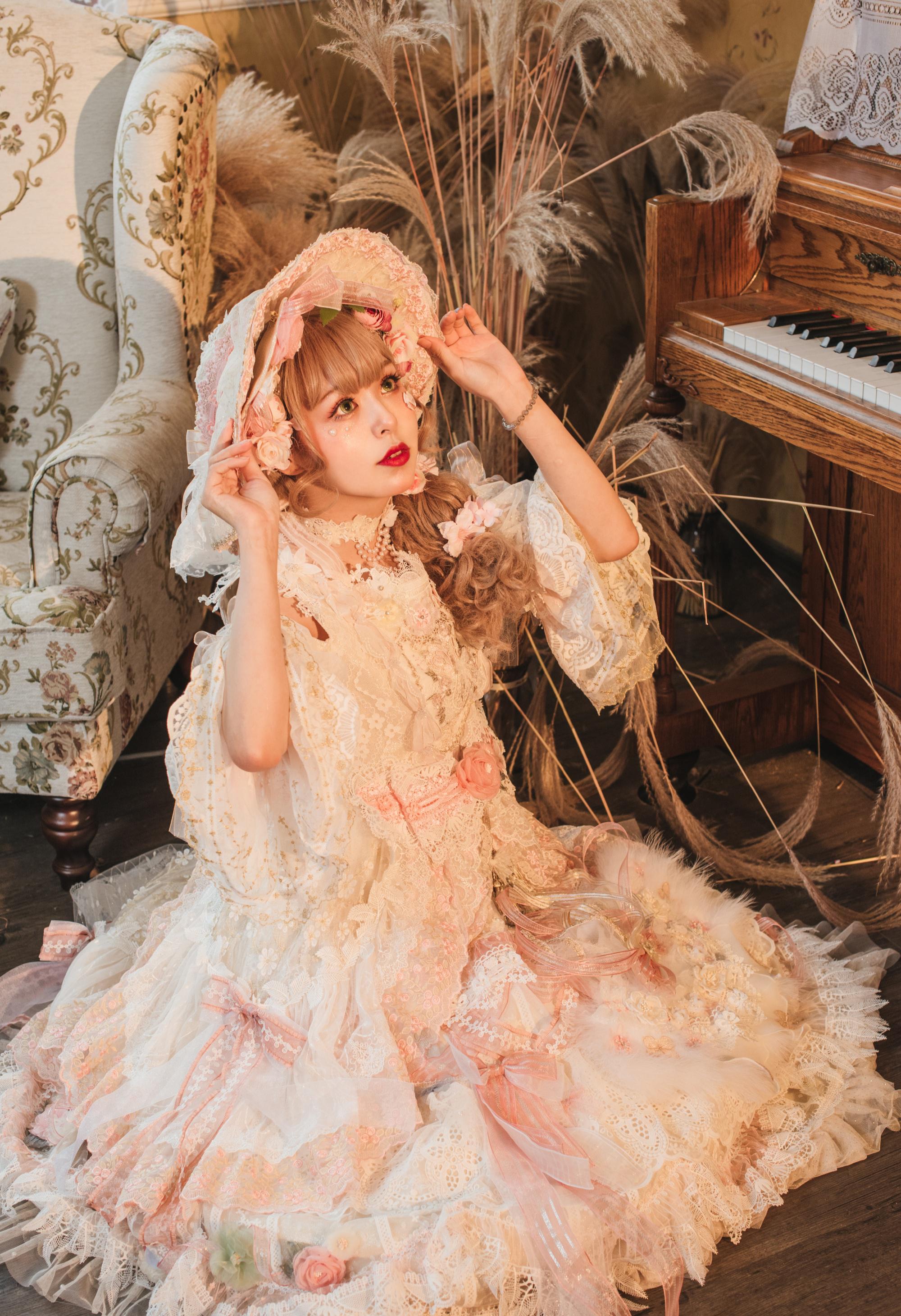 甜美花嫁lo娘,层叠蕾丝尽显优雅端庄,头戴繁花檐帽仿佛茶会仙子