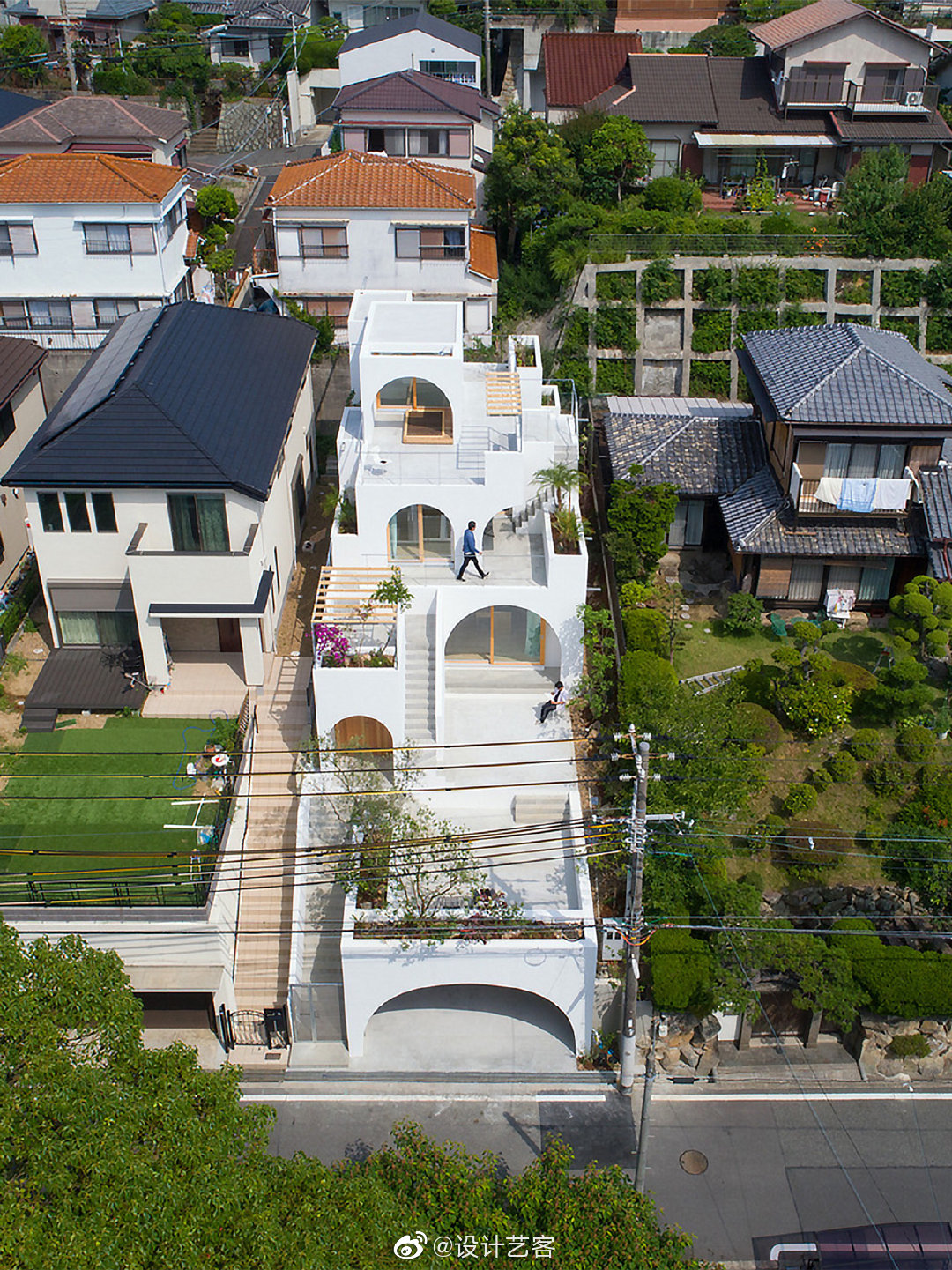 大进深的坡地住宅,丰富的空间层次感. .