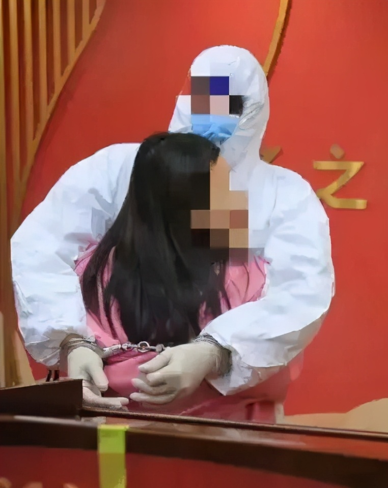 他戴着手铐拥抱新娘这场结婚登记令人唏嘘