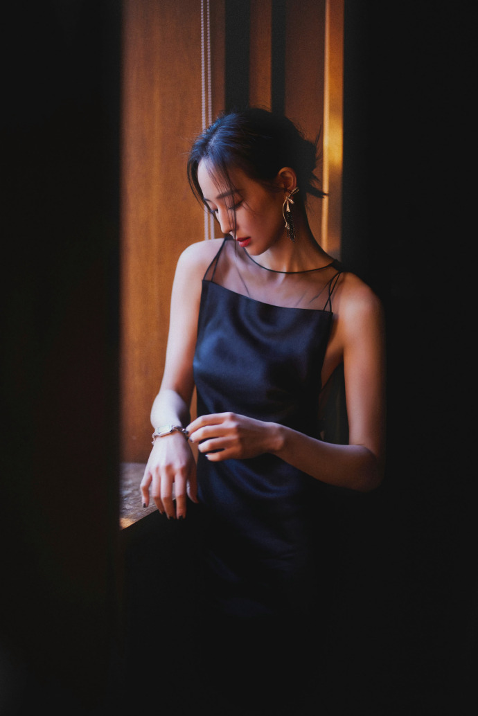 张钧甯身着黑色长裙 诠释高级美|张钧|长裙|黑色_新浪新闻